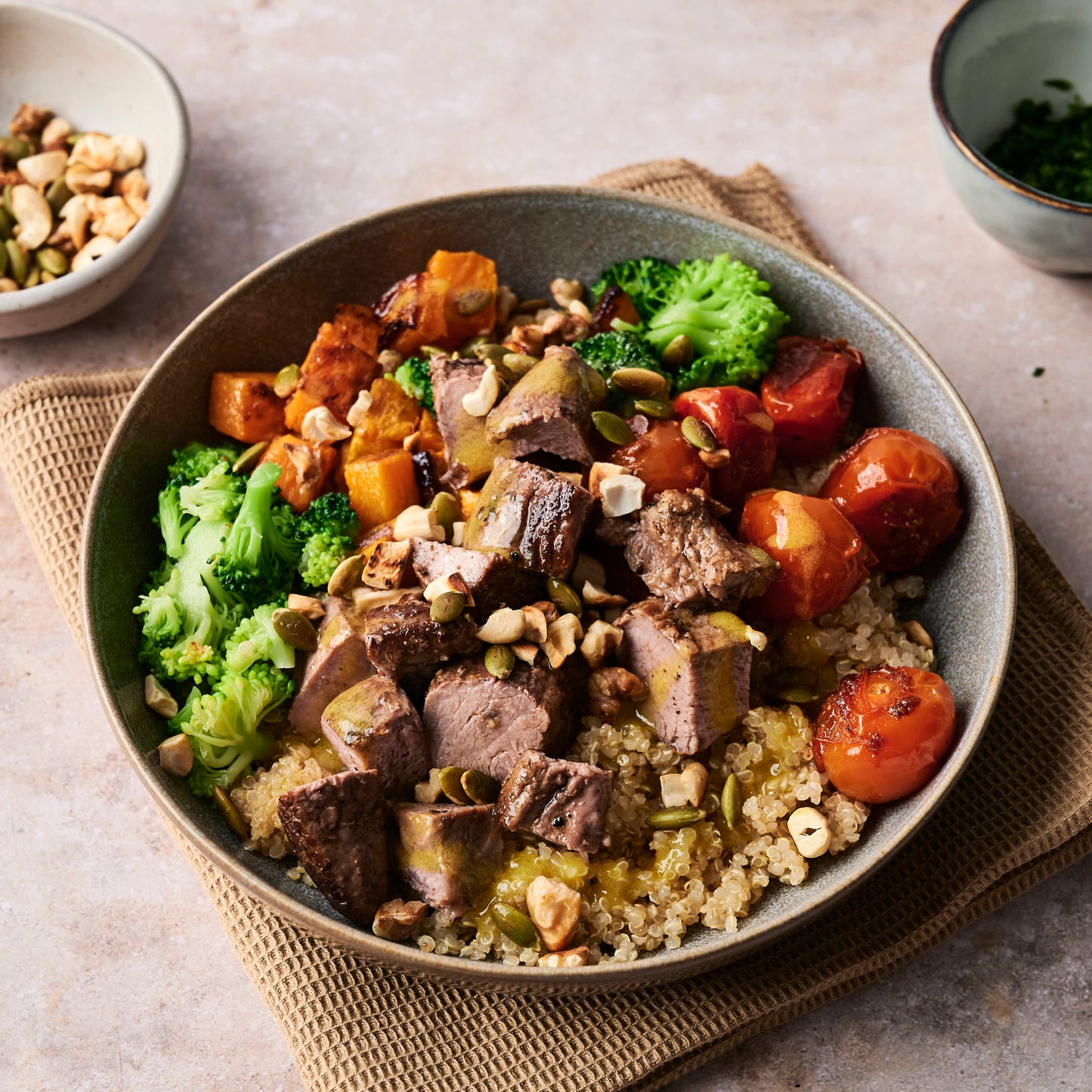 Bowl de carne en cubos, quinoa, vegetales y crunchy de frutos secos