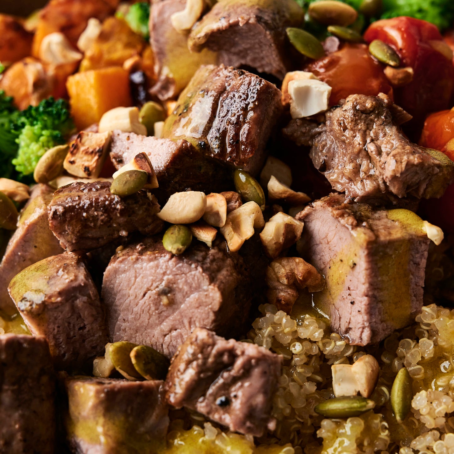 Bowl de carne en cubos, quinoa, vegetales y crunchy de frutos secos