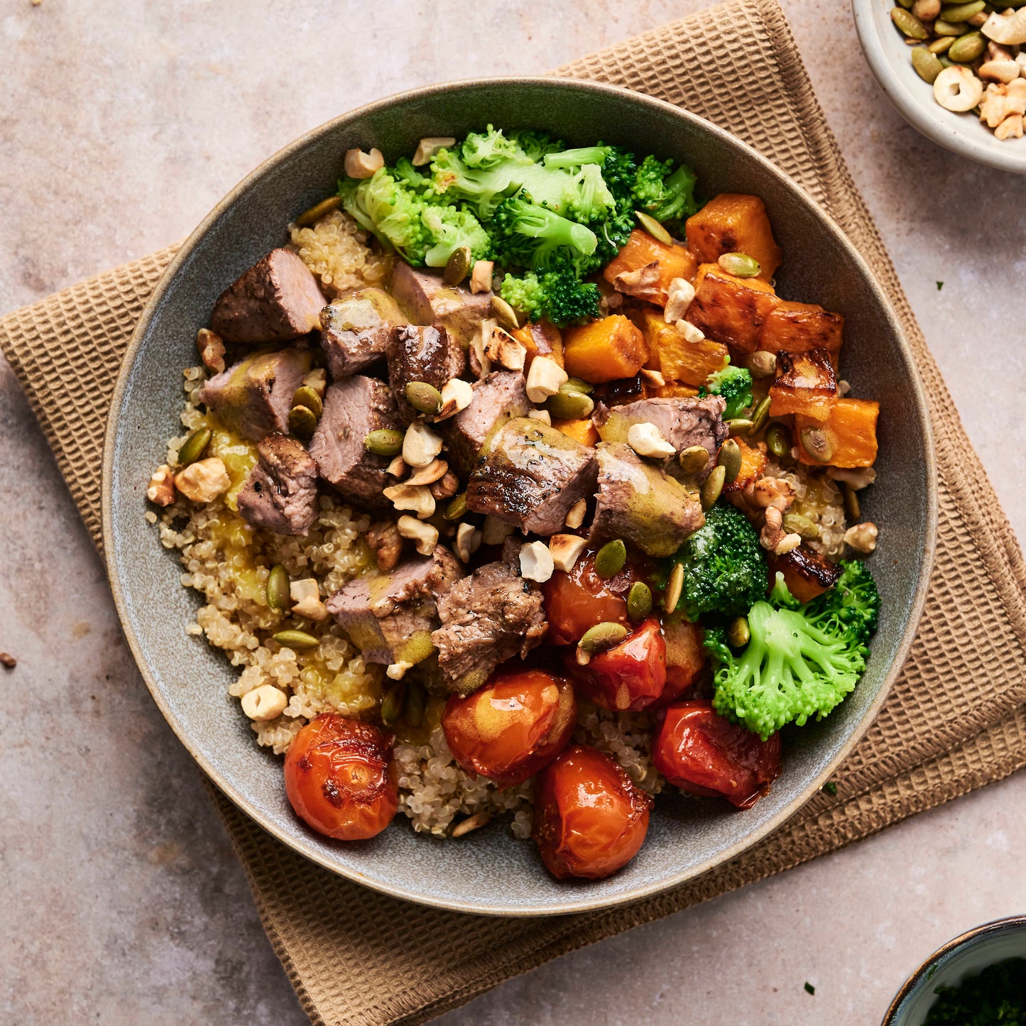 Bowl de carne en cubos, quinoa, vegetales y crunchy de frutos secos