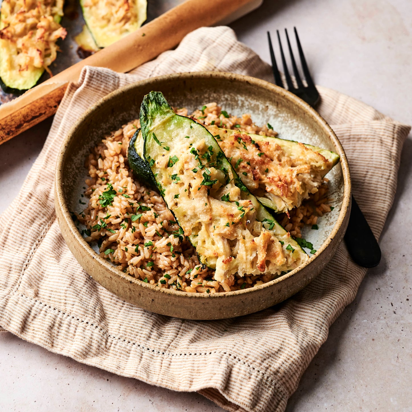Calabacín relleno de pollo desmenuzado acompañado de arroz integral