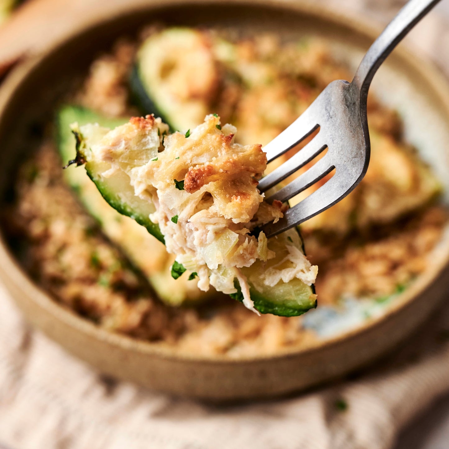 Calabacín relleno de pollo desmenuzado acompañado de arroz integral