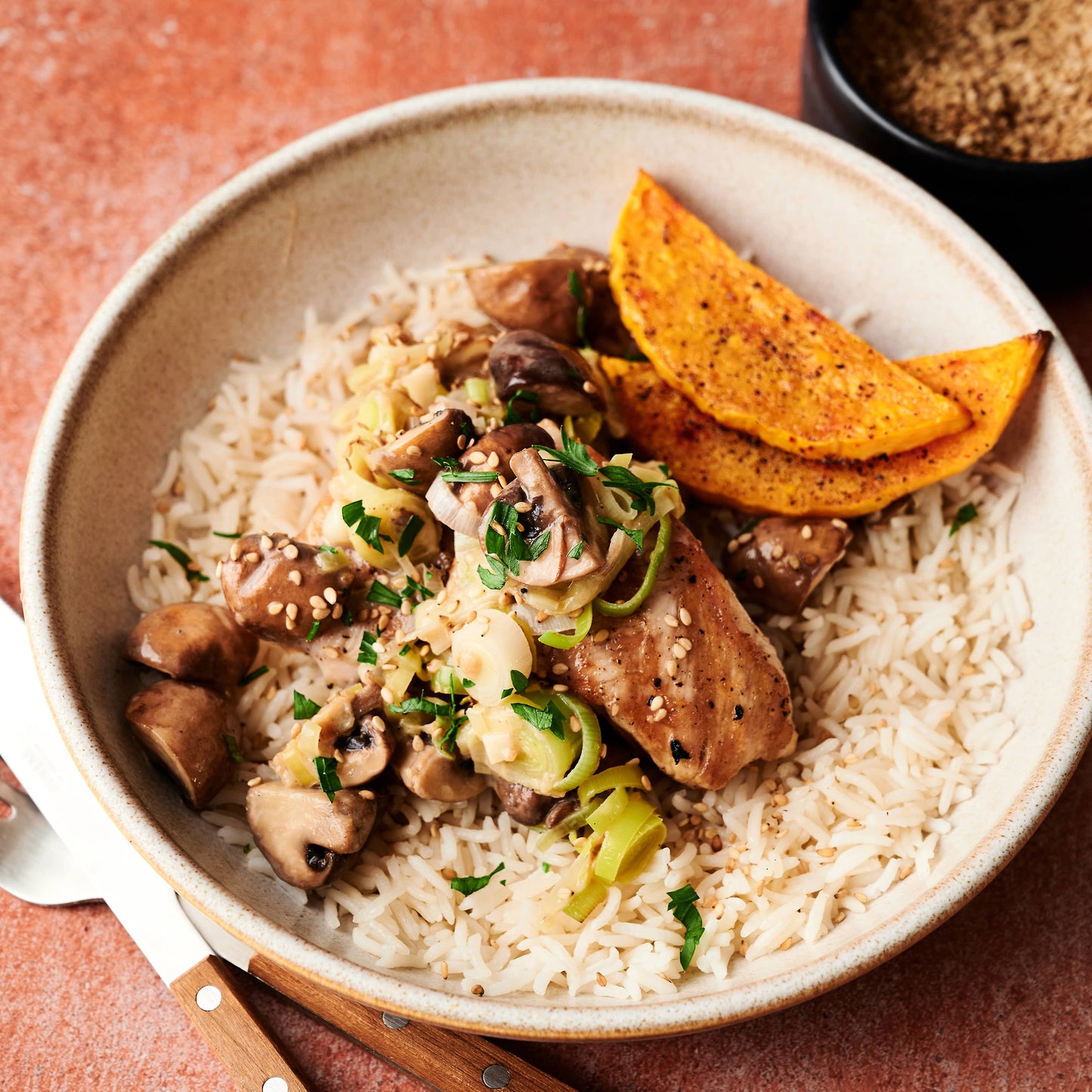 Pavo con salsa de puerro y setas con arroz y calabaza