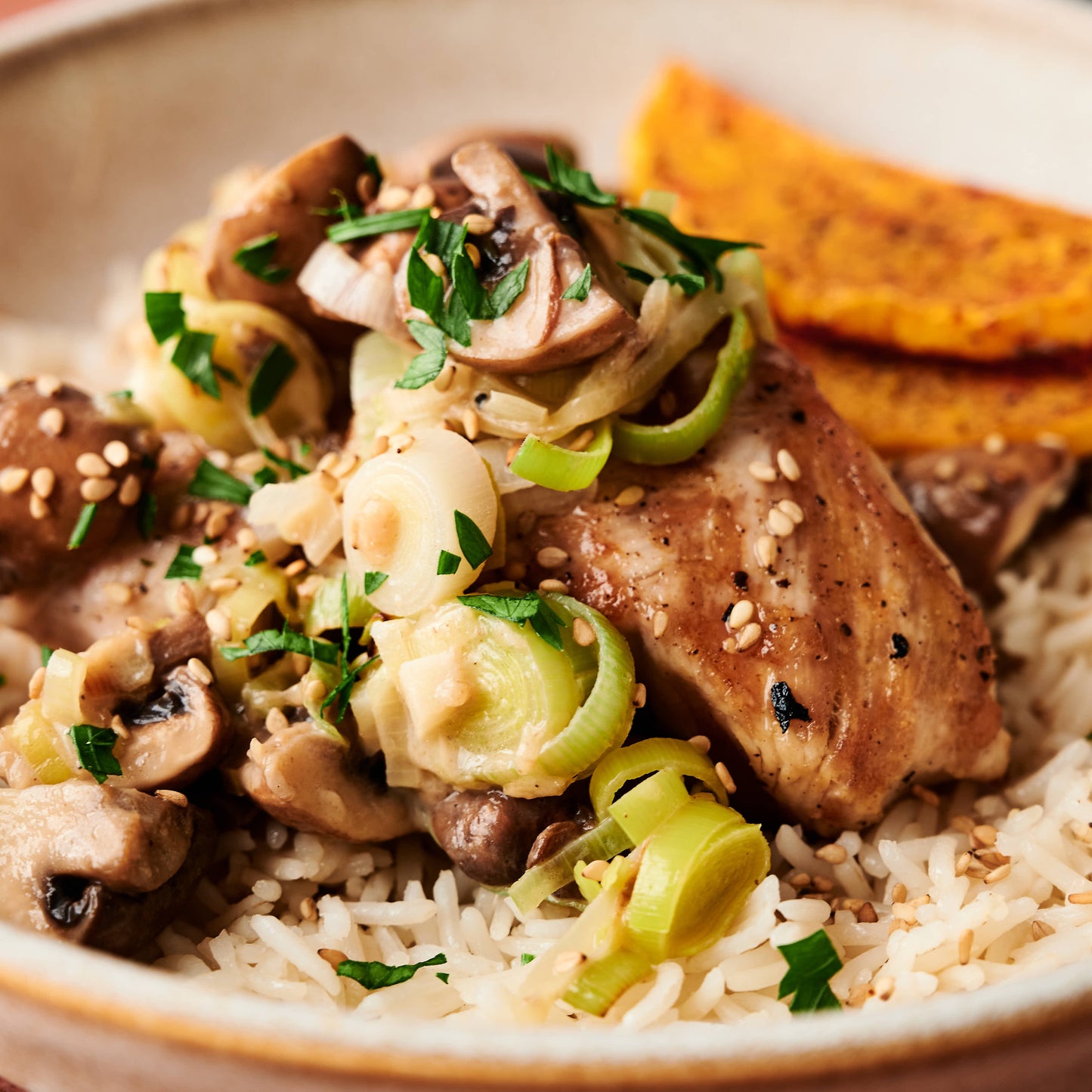 Pavo con salsa de puerro y setas con arroz y calabaza