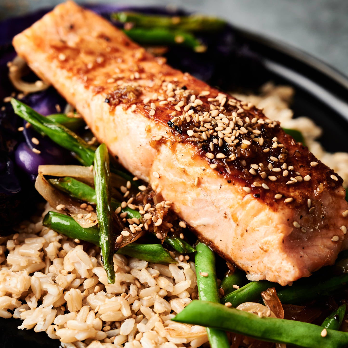 Salmón teriyaki con col asada, arroz blanco, judías verdes al sésamo y cebolla tierna