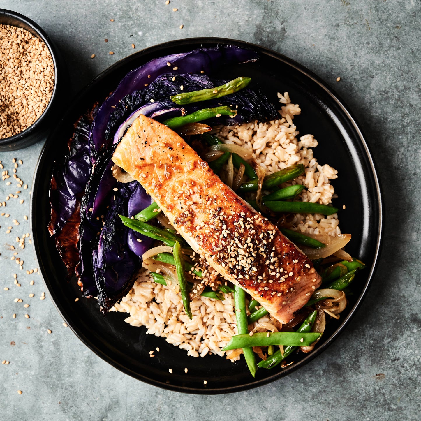 Salmón teriyaki con col asada, arroz blanco, judías verdes al sésamo y cebolla tierna