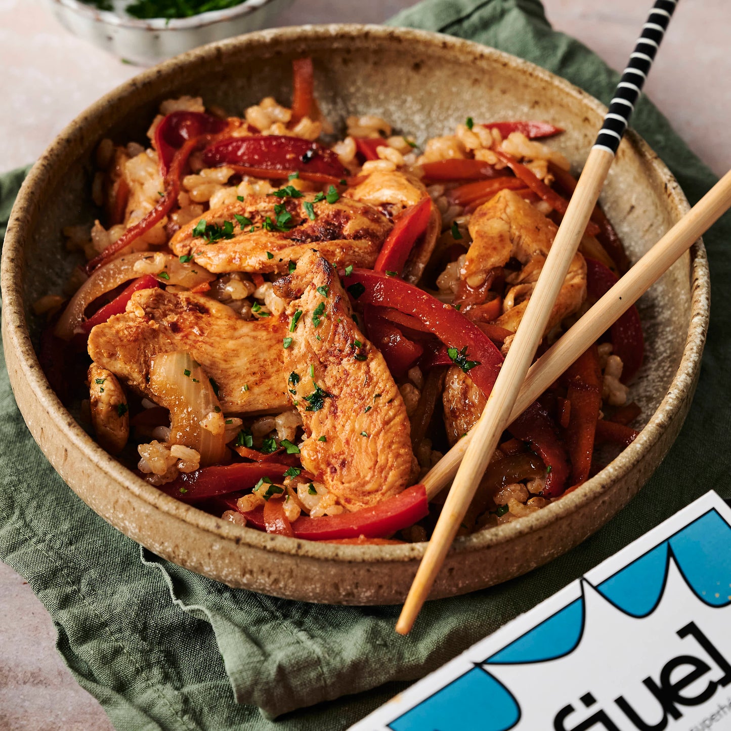 Wok de pollo, vegetales y arroz integral