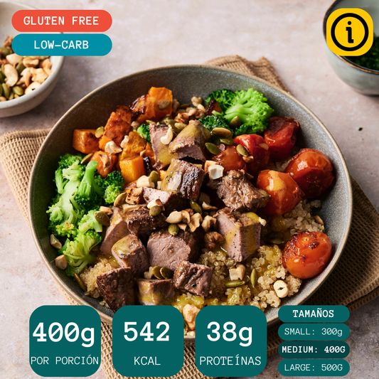 Bowl de carne en cubos, quinoa, vegetales y crunchy de frutos secos
