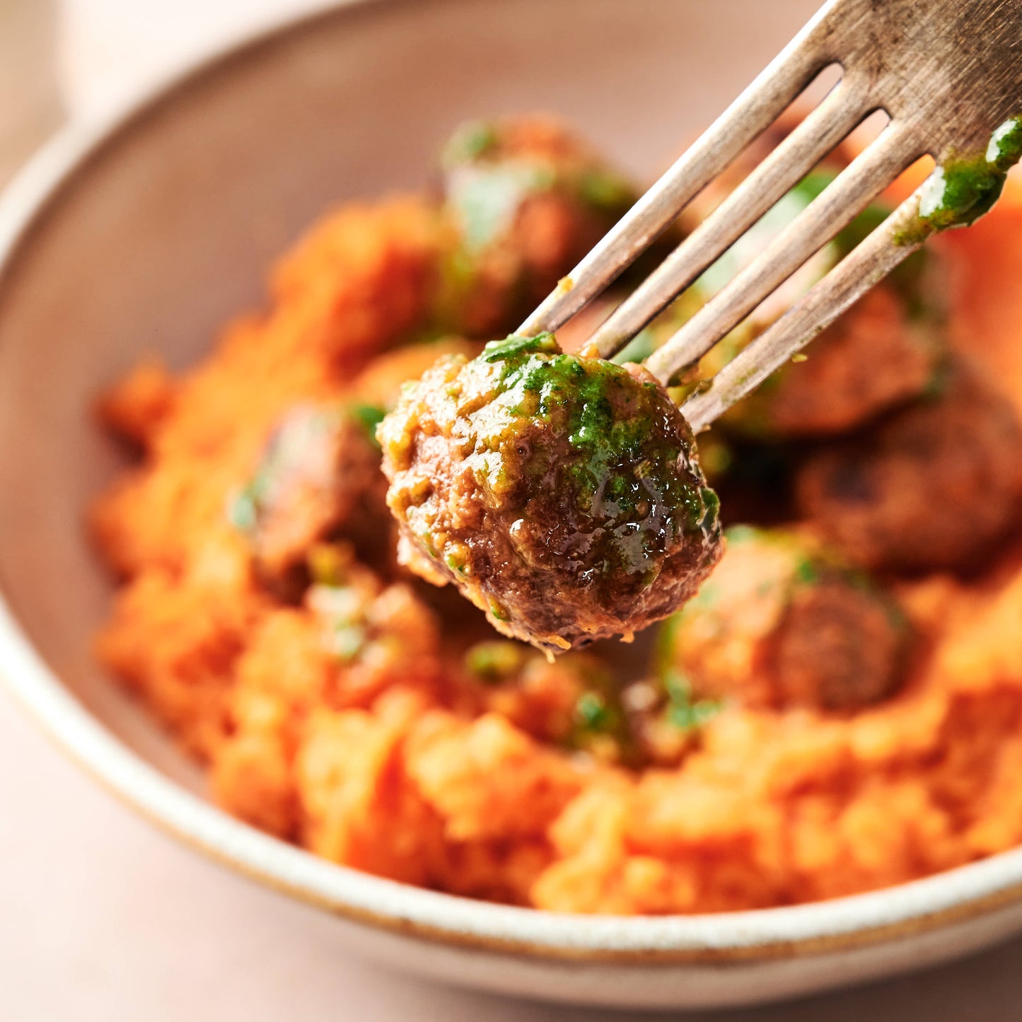 Albóndigas de ternera con salsa de tomate y puré