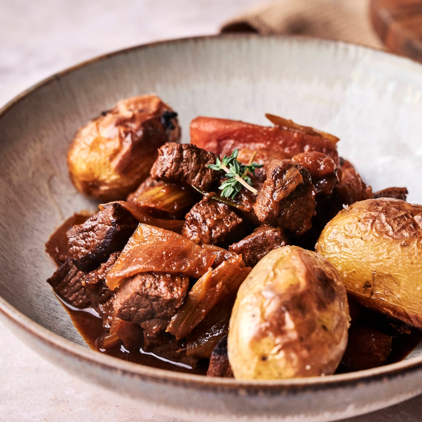 Boeuf Bourguignon con verduras y papines al romero