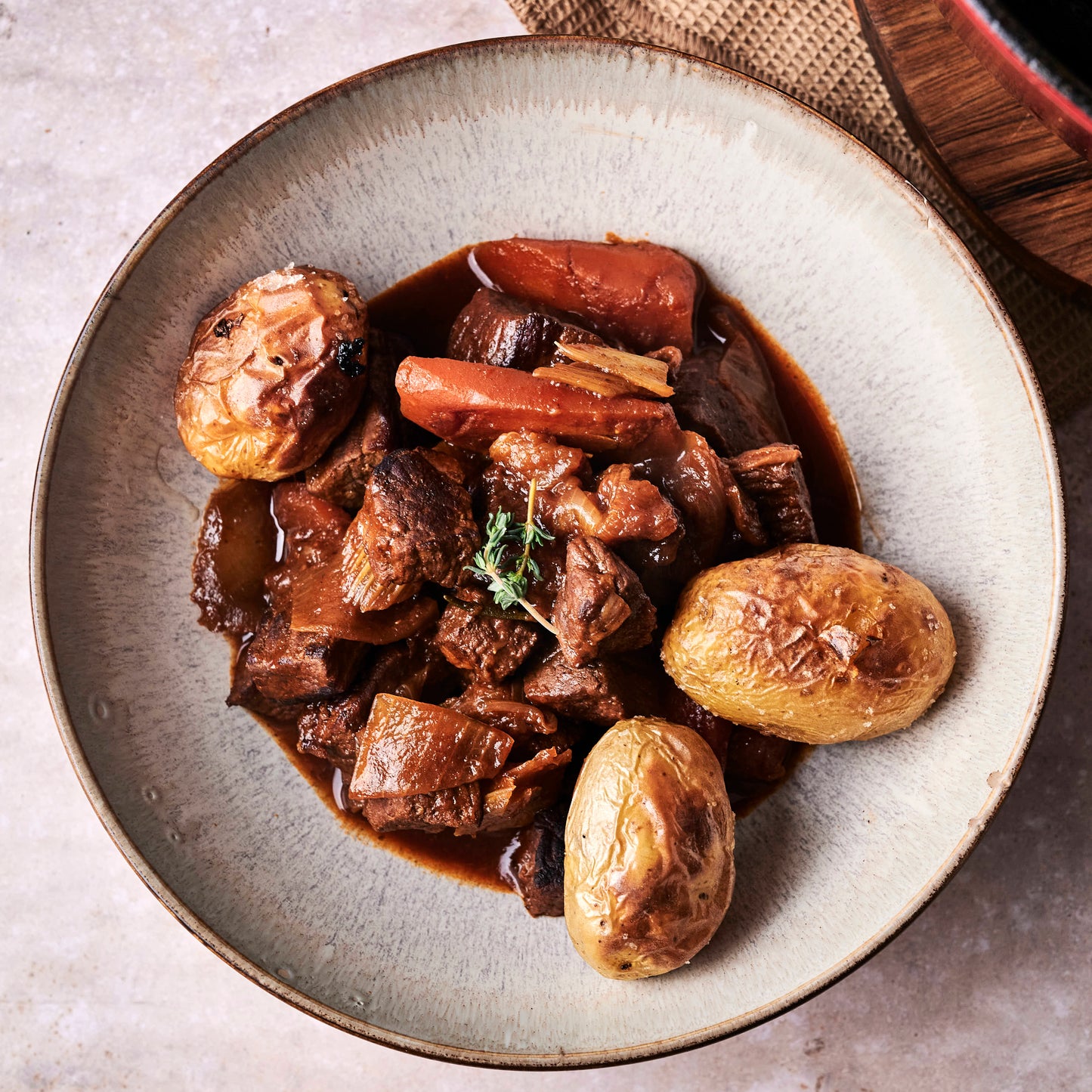 Boeuf Bourguignon con verduras y papines al romero