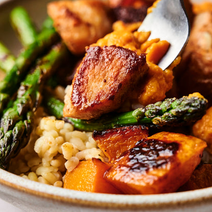 Bowl de pollo en cubos, arroz y vegetales