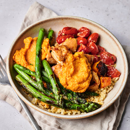 Bowl de pollo en cubos, arroz y vegetales