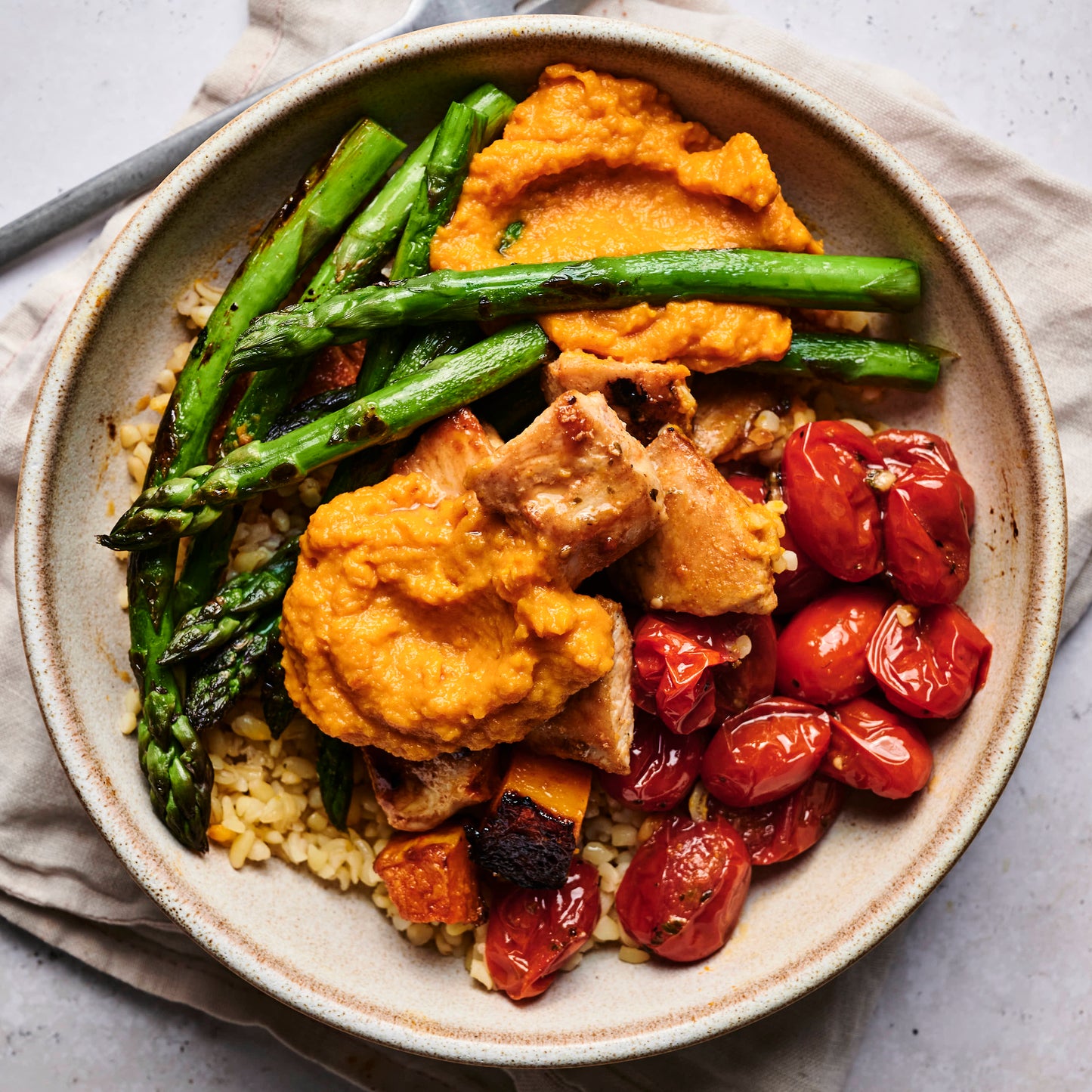 Bowl de pollo en cubos, arroz y vegetales