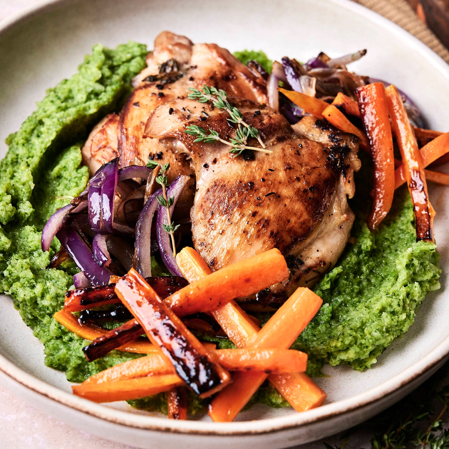 Contramuslos con pure de brócoli y zanahorias glaseadas