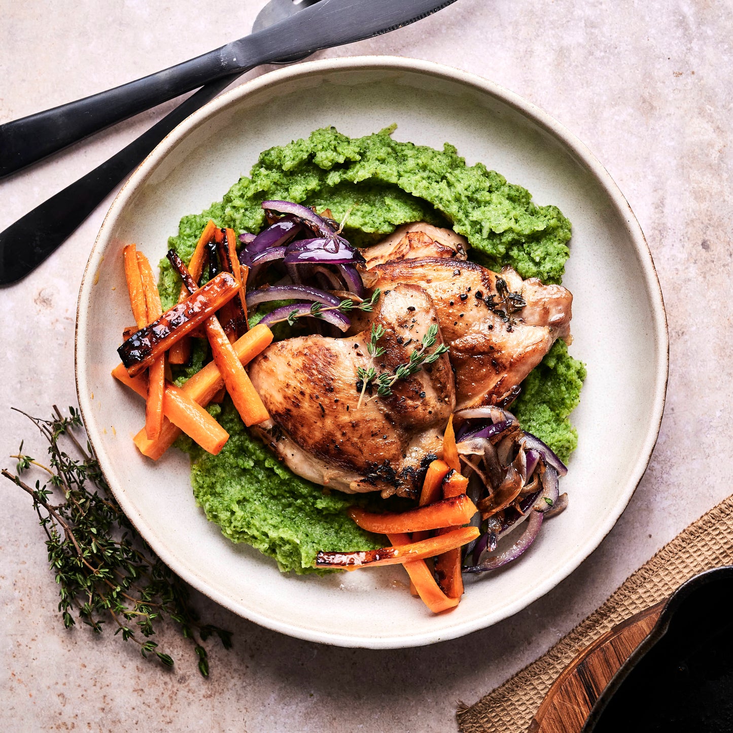 Contramuslos con pure de brócoli y zanahorias glaseadas