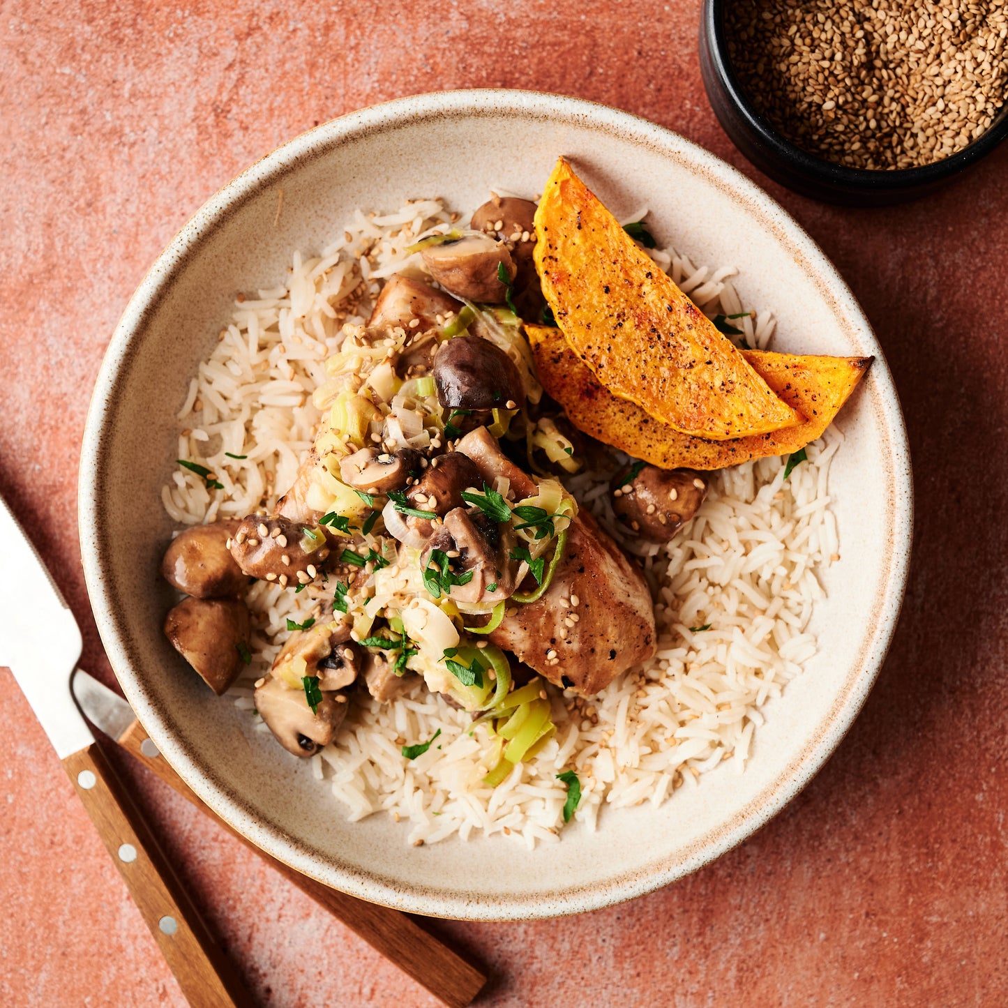 Pavo con salsa de puerro y setas con arroz y calabaza