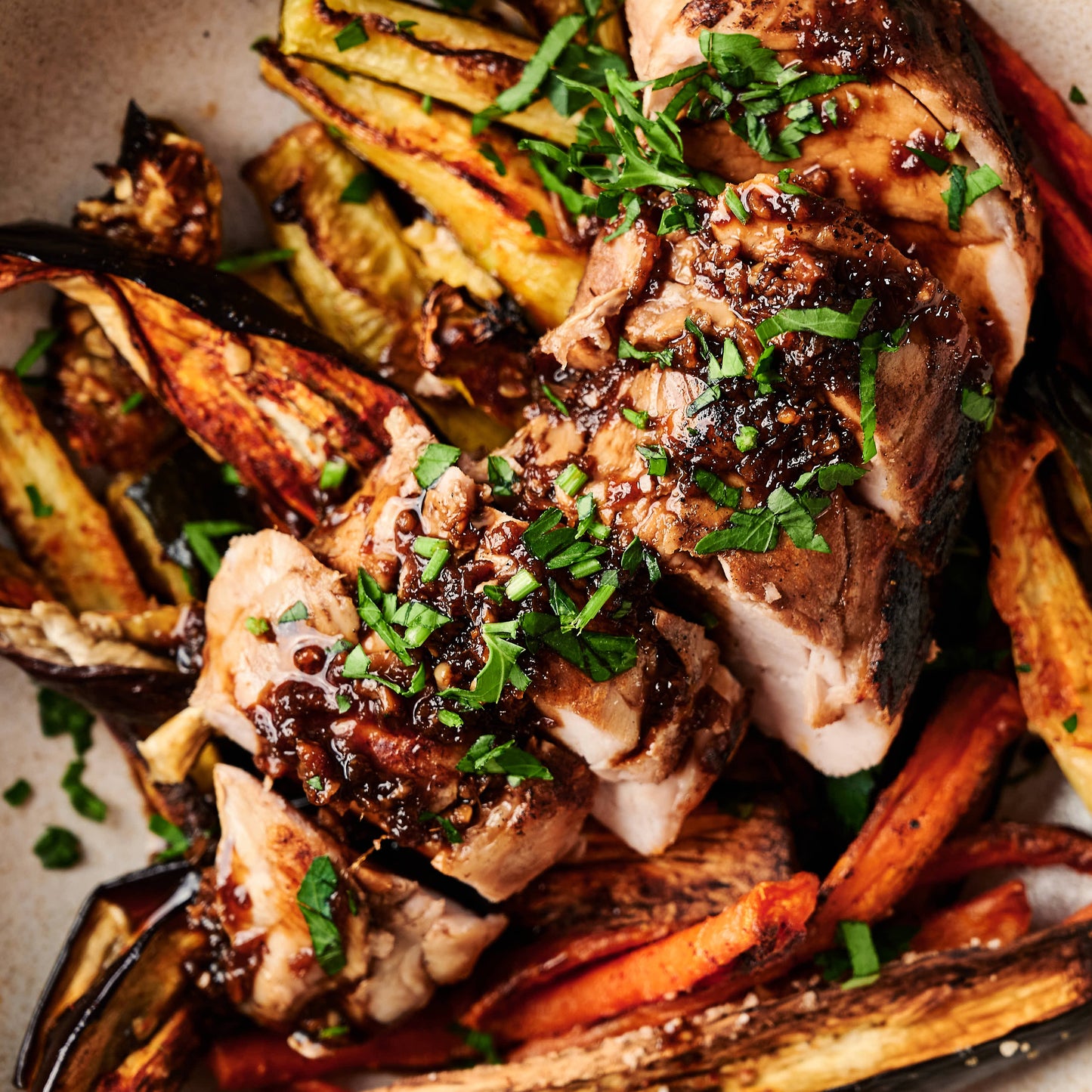 Rodajas de cerdo con salsa Teriyaki, con vegetales asados