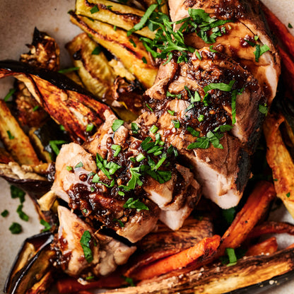 Rodajas de cerdo con salsa Teriyaki, con vegetales asados