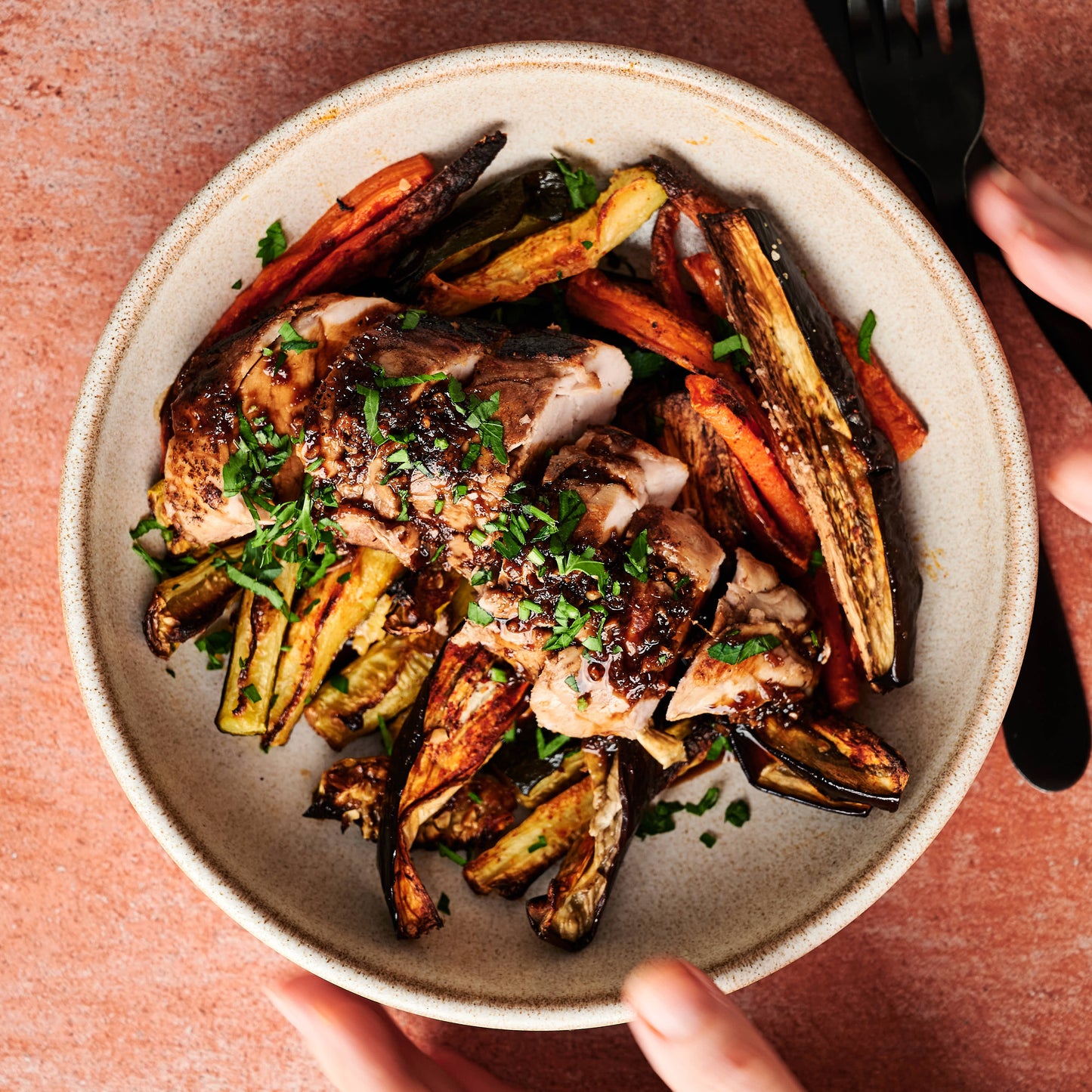 Rodajas de cerdo con salsa Teriyaki, con vegetales asados