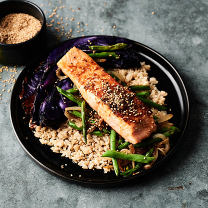 Salmón teriyaki con col asada, arroz blanco, judías verdes al sésamo y cebolla tierna