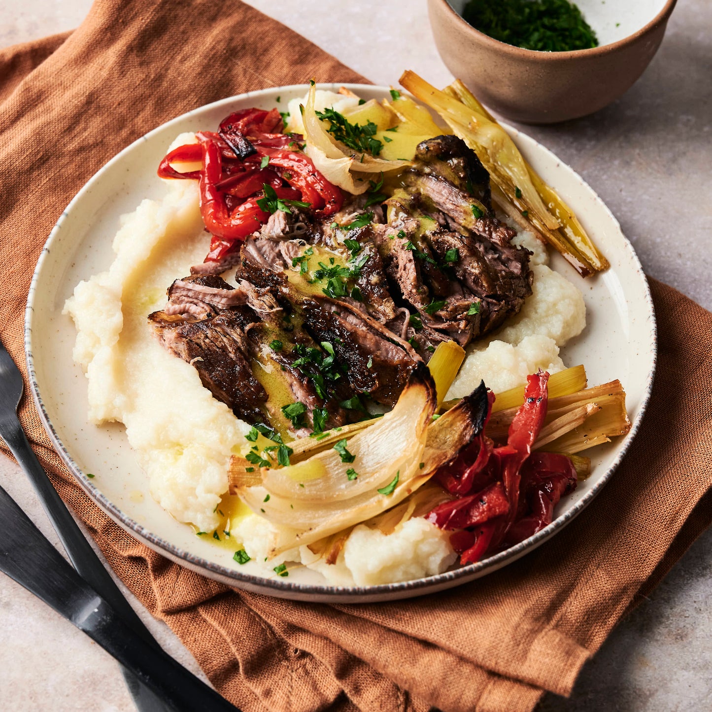 Vacío con puré de coliflor, vegetales al horno y salsa de mostaza