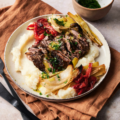 Vacío con puré de coliflor, vegetales al horno y salsa de mostaza
