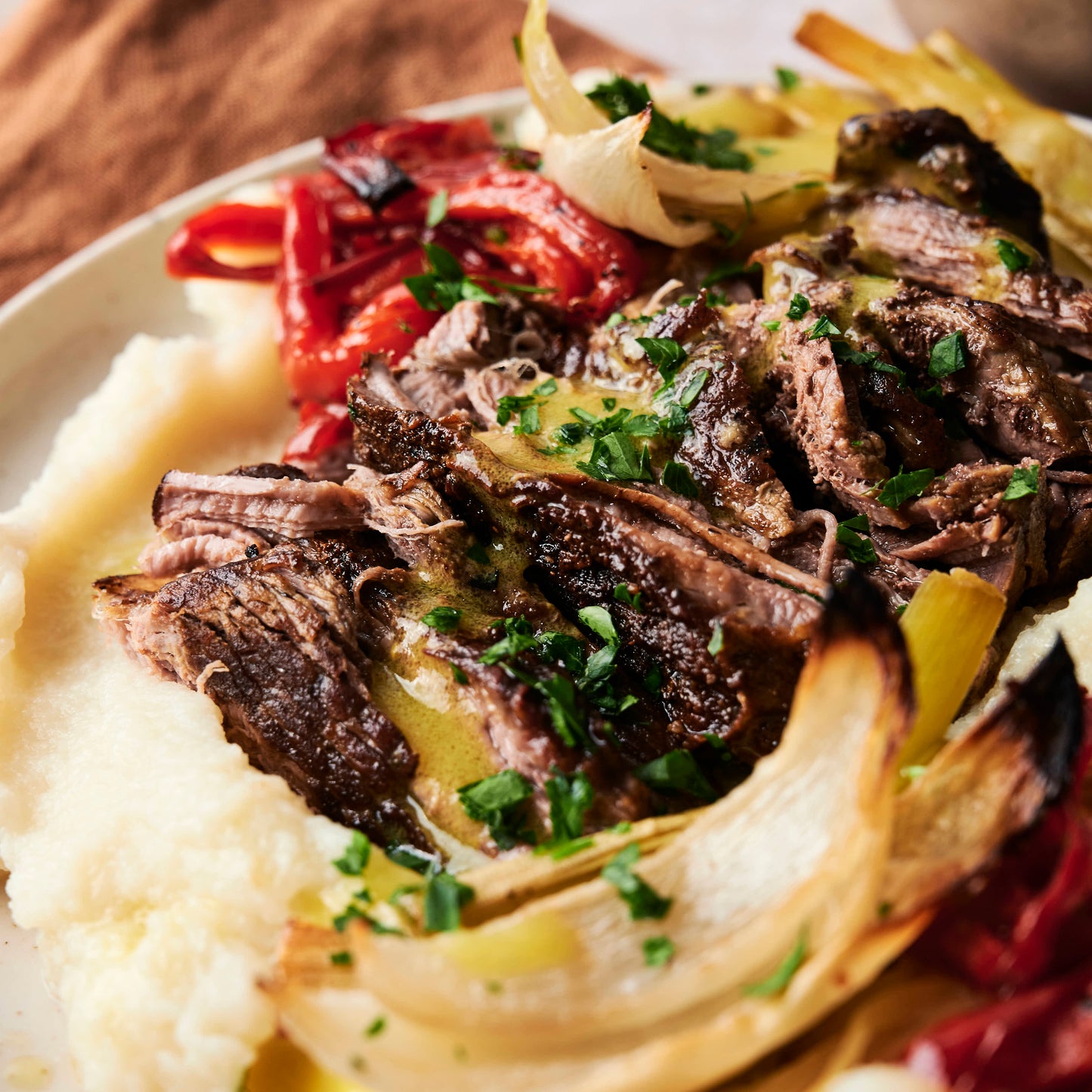 Vacío con puré de coliflor, vegetales al horno y salsa de mostaza