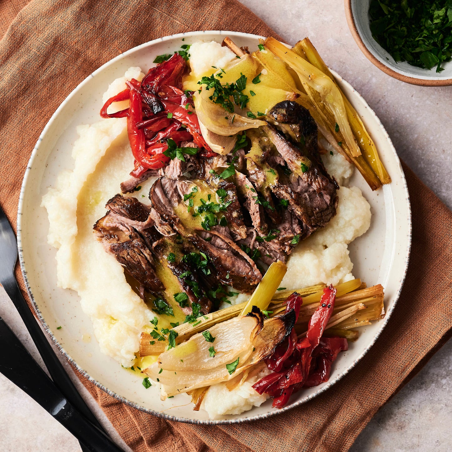 Vacío con puré de coliflor, vegetales al horno y salsa de mostaza