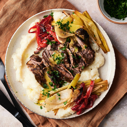 Vacío con puré de coliflor, vegetales al horno y salsa de mostaza