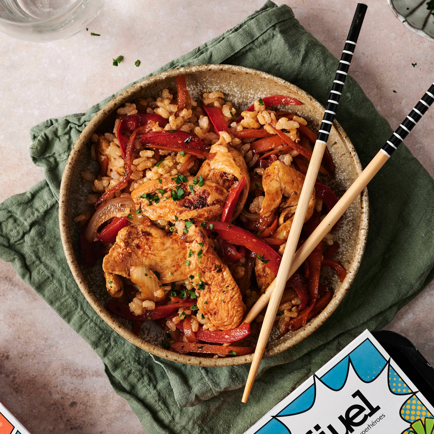 Wok de pollo, vegetales y arroz integral