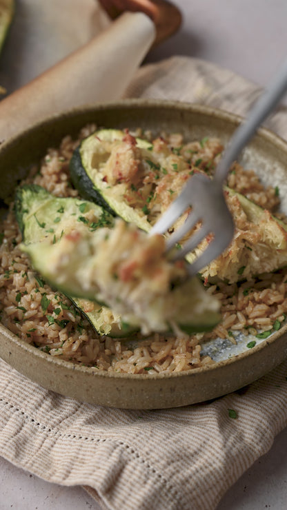 Calabacín relleno de pollo desmenuzado acompañado de arroz integral