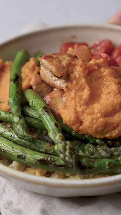 Bowl de pollo en cubos, arroz y vegetales