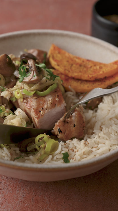 Pavo con salsa de puerro y setas con arroz y calabaza