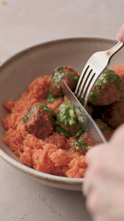 Albóndigas de ternera con salsa de tomate y puré